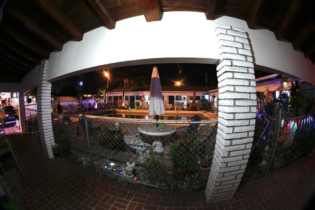 Adobe Hacienda Motel Hollywood Exterior photo
