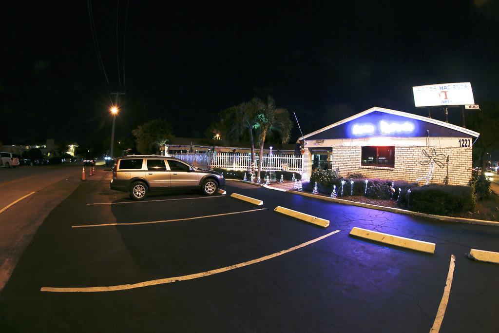 Adobe Hacienda Motel Hollywood Exterior photo